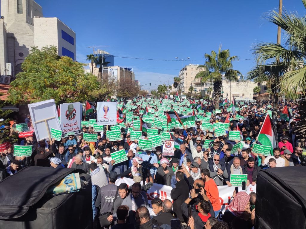 حشود أردنية تهتف: أمريكا رأس العدوان