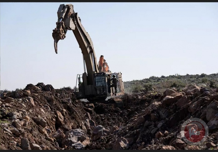 الجيش الإسرائيلي يحفر خندقا على حدود سورية