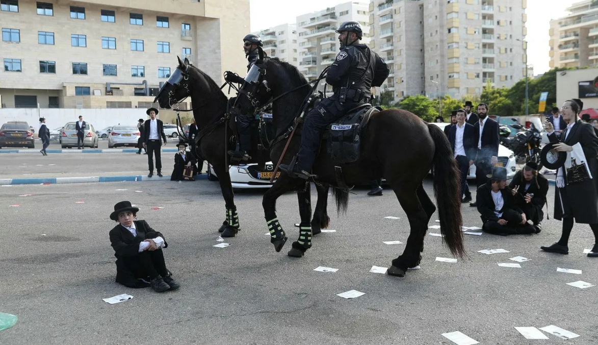 الحريديم يتصادمون مع الشرطة الإسرائيلية احتجاجاً على استدعاء المئات منهم للتجنيد