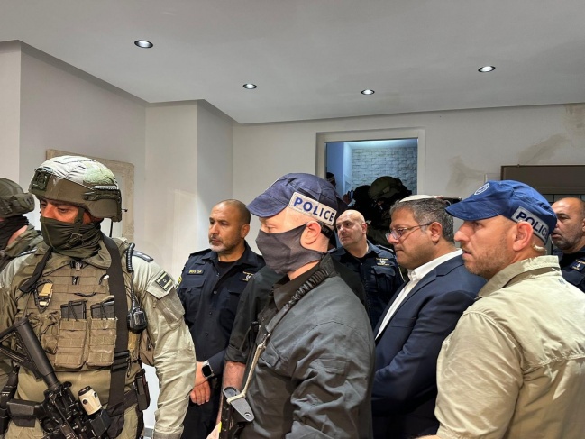 بن غفير يشارك الشرطة في مداهمة حي الجواريش بعد انفجار سيارة بالرملة