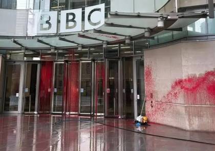 أكثر من 100 موظف في BBC يتهمون الهيئة بالانحياز لصالح اسرائيل