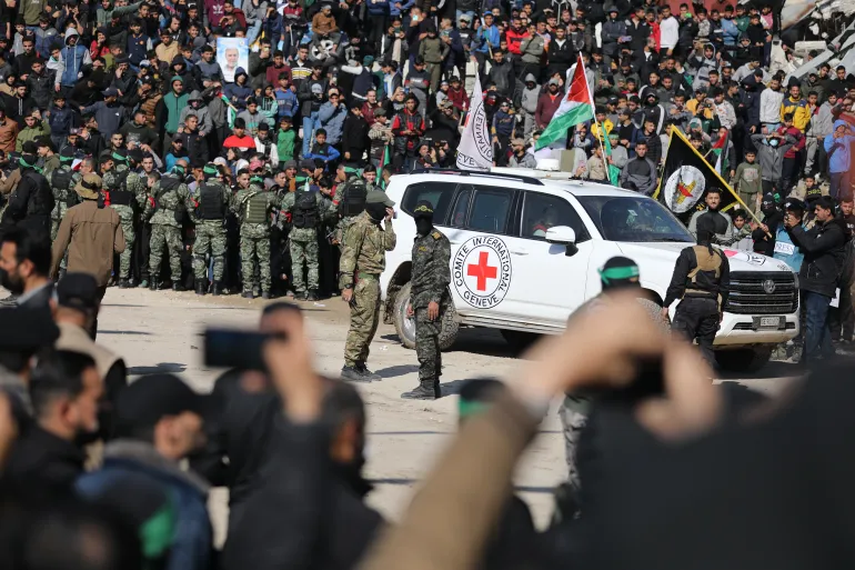 المقاومة تسلم الأسرى الإسرائيليين وتل أبيب تؤخر الإفراج عن الفلسطينيين