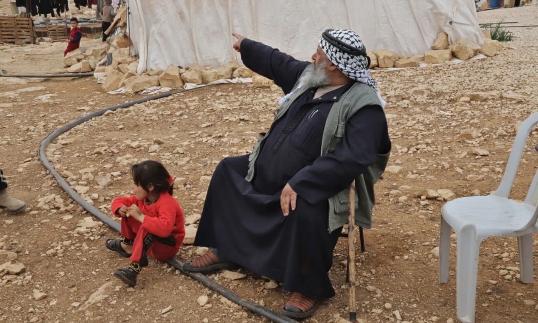 الغارديان: المستوطنون يواصلون عملية الضم في استهدافهم البدو في الضفة