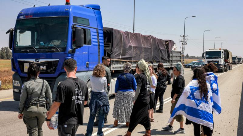 مستوطنون يعيقون دخول شاحنات المساعدات الإنسانية إلى غزة