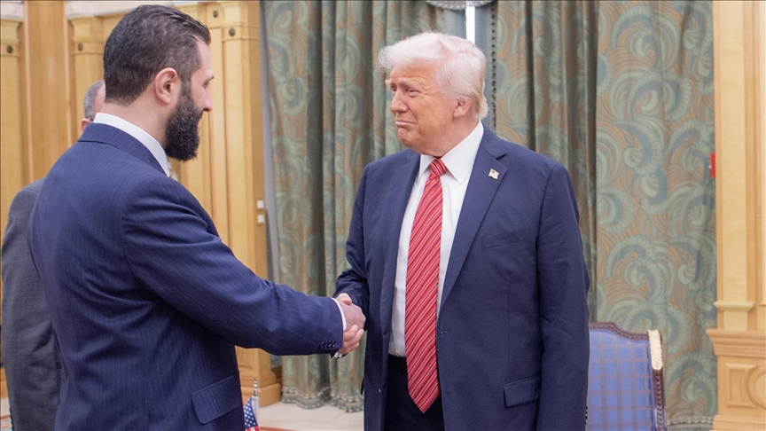 رئيس أركان إسرائيل الأسبق يعتبر مصافحة ترامب للشرع فألا سيئا