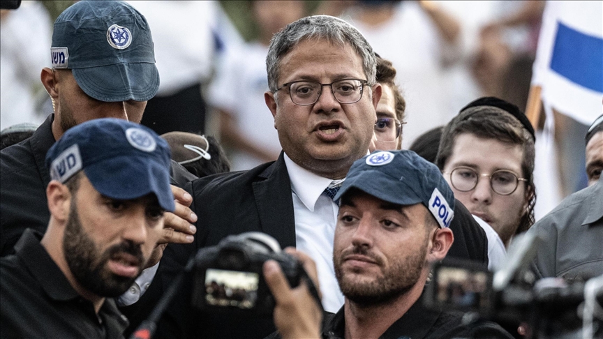 علم فلسطين يتسبب باشتباك بين غفير وحريديم قرب القدس