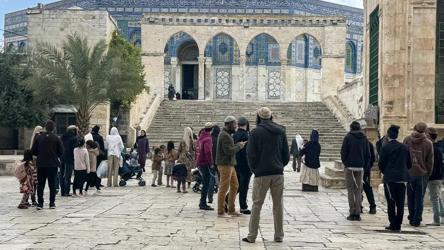 مئات المستوطنين الإسرائيليين يقتحمون الأقصى بذكرى احتلال القدس