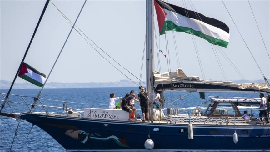 اسرائيل تمنع سفينة أسطول الحرية من الوصول إلى غزة ويلوّح باعتقال طاقمها