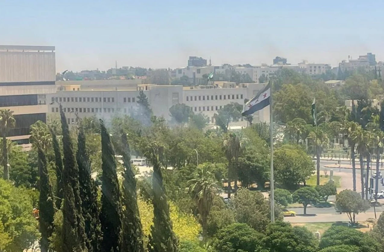 اسرائيل تستهدف مدخل هيئة الأركان في دمشق وآليات للقوات الحكومية في السويداء