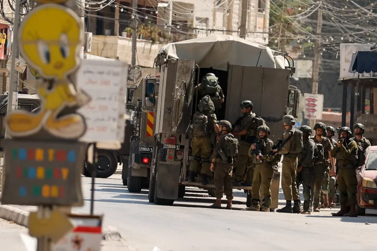 اسرائيل يوسع اقتحاماته بالضفة ويجبر فلسطينيين على هدم منازلهم