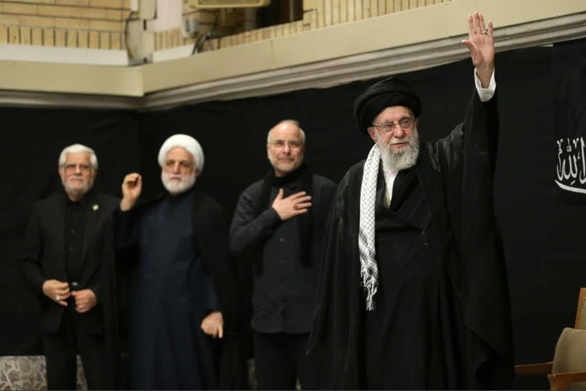 في أول ظهور علني شعبي منذ الحرب على إيران السيد خامنئي يحضر مراسم ليلة عاشوراء