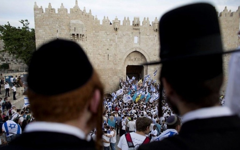 مستوطنون ينظمون مسيرات استفزازية في القدس